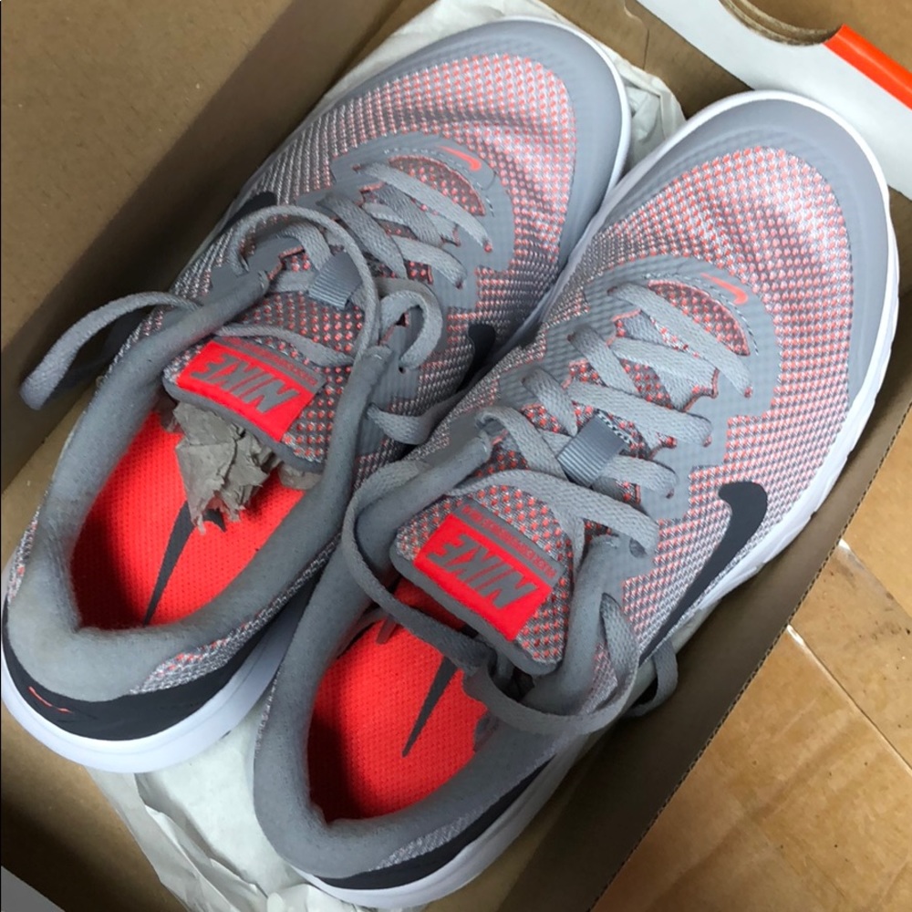 Nike womens Flex experience Run 4 wolf grey white